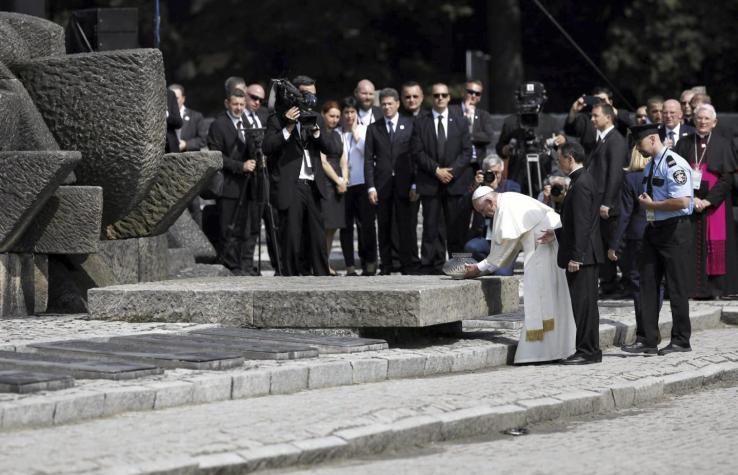 El Papa reza en Auschwitz por las víctimas de los nazis y se reúne con supervivientes