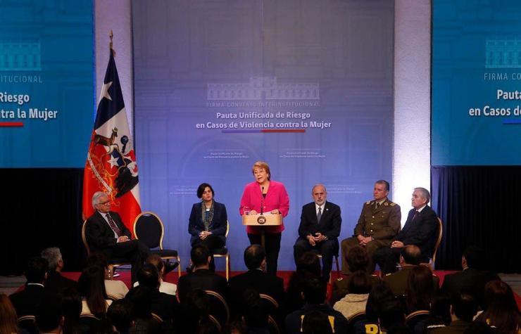 Bachelet firma protocolo único para tratar casos de violencia contra la mujer