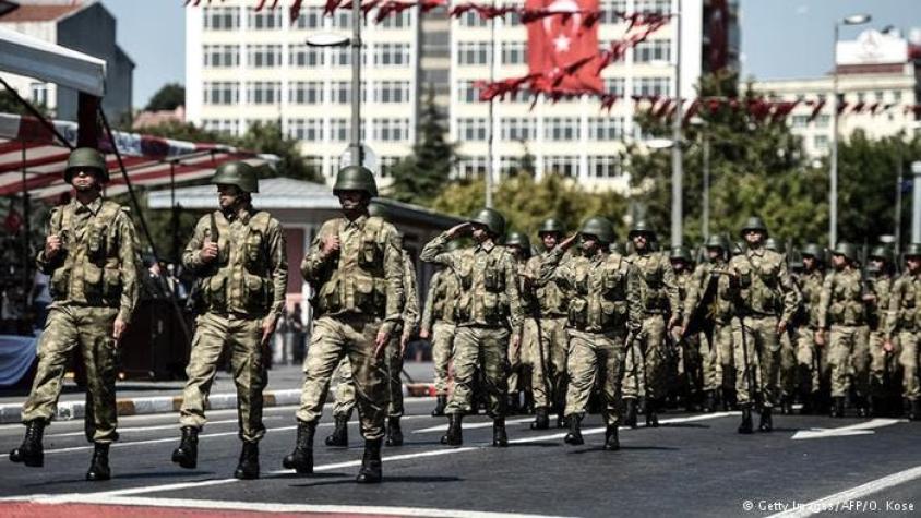 Erdogan expulsa por decreto a más de mil soldados