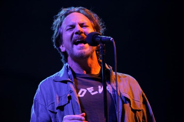 [VIDEO] Eddie Vedder detiene concierto y expulsa a fan que agredió a una mujer