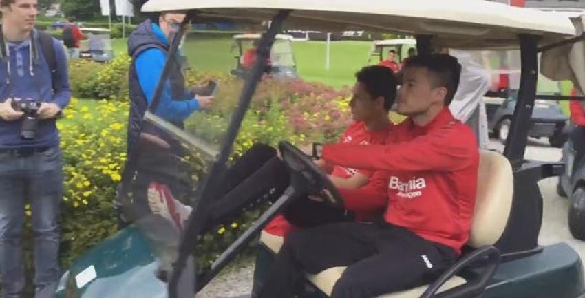 [VIDEO] Lento pero seguro: Charles Aránguiz se divierte con carrito de golf en Leverkusen