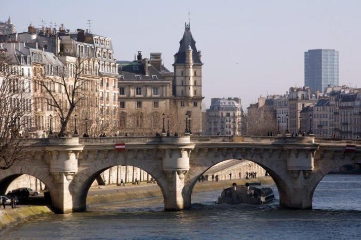 Paris lanza una nueva operación contra los "candados del amor" colgados en sus puentes