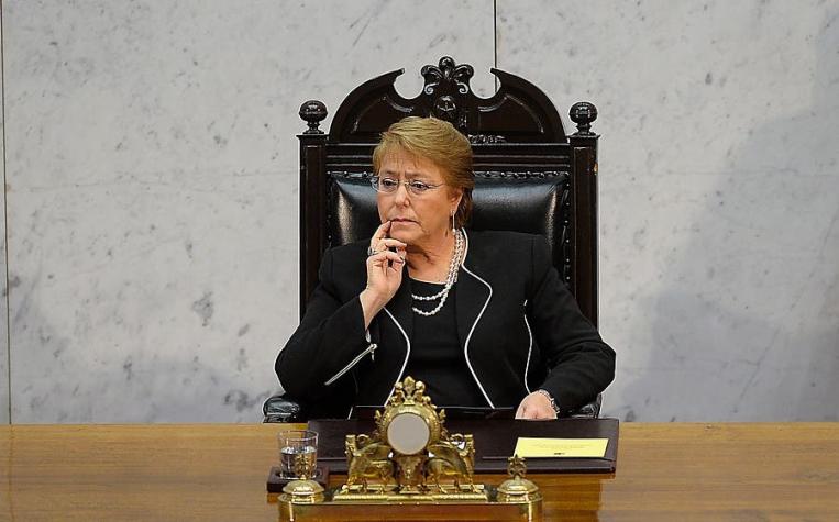 Adimark: aprobación de Bachelet se mantiene en su mínimo histórico y apoyo a ministros cae