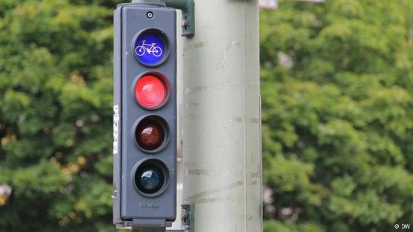 ¿Deben los ciclistas cruzar con luz roja?