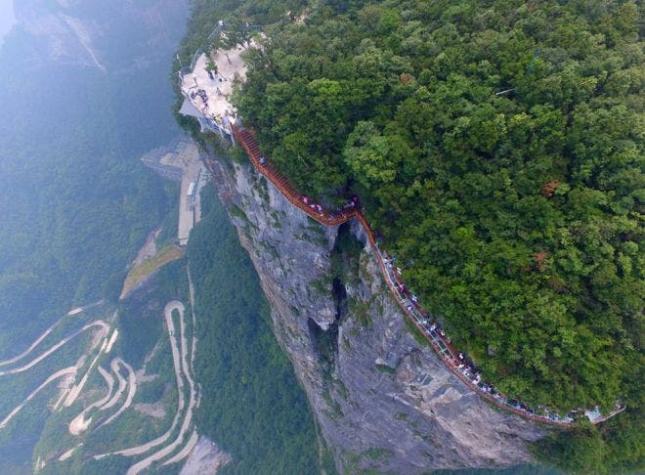 La vista de la pasarela colgante de cristal más larga del mundo que fue inaugurada en China