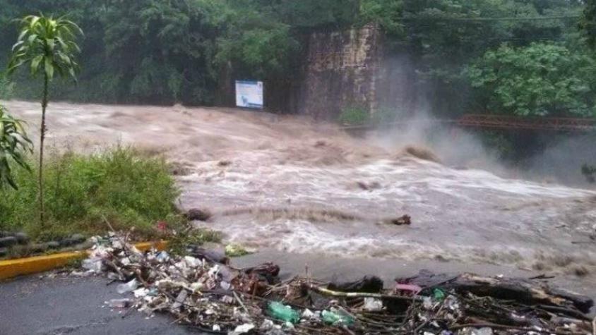Tormenta Earl deja seis muertos por aluviones en México
