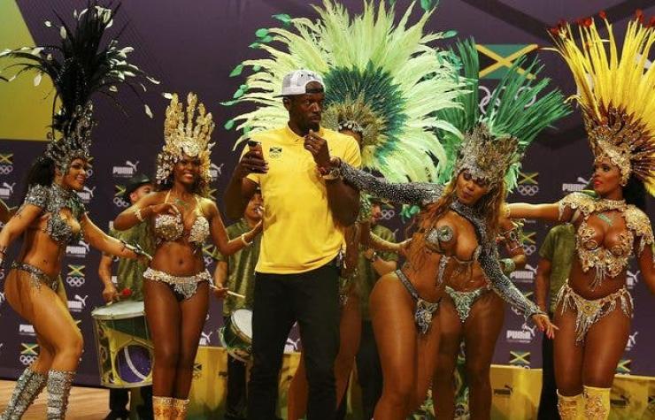 [VIDEO] Usain Bolt sorprende bailando samba en conferencia de prensa
