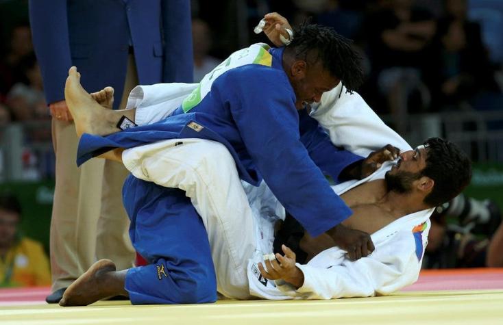 Judoca del equipo de refugiados gana combate y recibe una ovación en Río