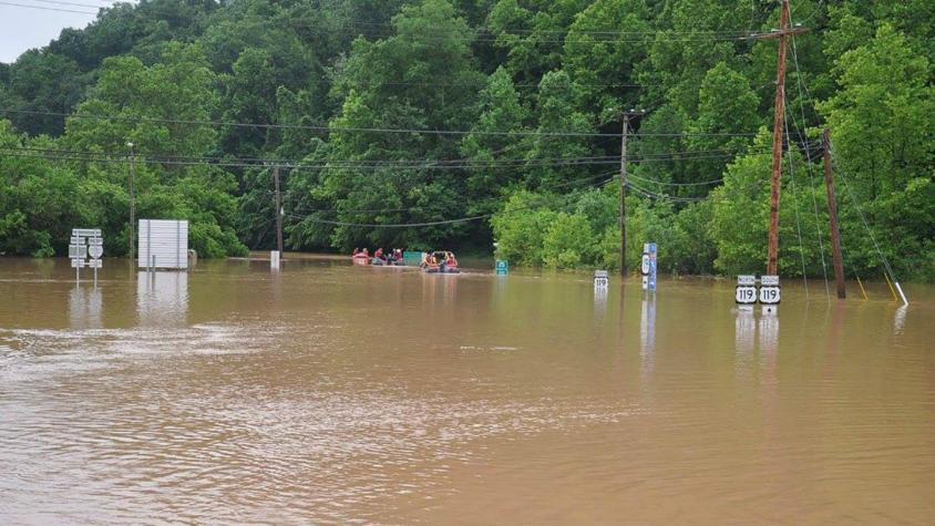 Tres personas mueren por inundaciones sin precedentes en sur de EEUU