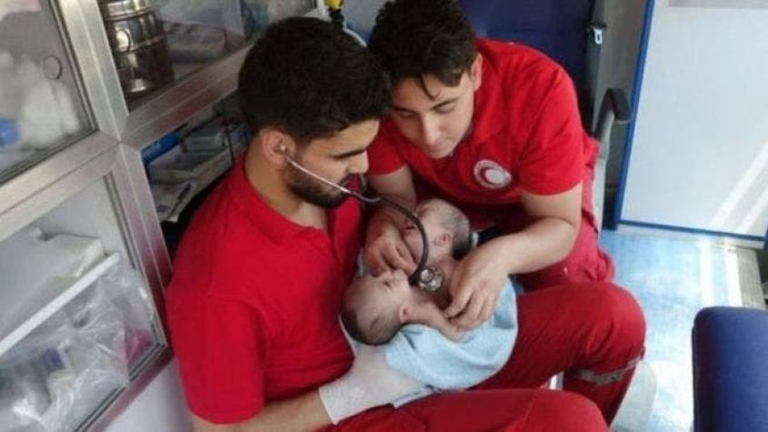 Los bebés "milagro" siameses que nacieron en una zona devastada por la guerra en Siria