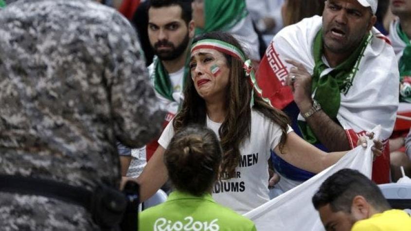 La activista iraní a la que intentaron expulsar por protestar en un estadio en Río