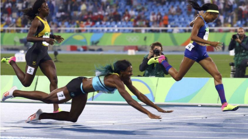 Atleta de Bahamas se lanza al suelo para ganar medalla de oro en los 400 metros planos