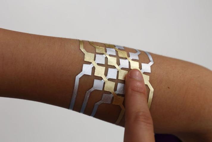Crean tatuaje temporal que permite controlar dispositivos móviles a distancia