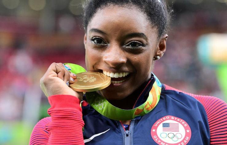 La razón por la que los atletas muerden sus medallas olímpicas