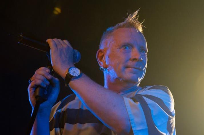 Ex vocalista de Sex Pistols sufre un corte en la cabeza durante concierto en Chile