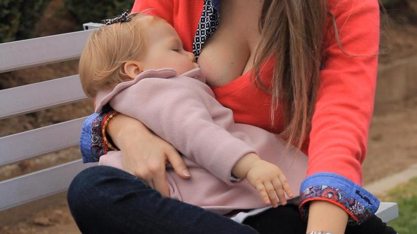 Lactancia materna: Ley multaría a quienes se opongan al amamantamiento en público
