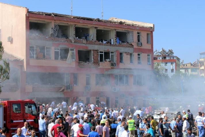 Tres muertos y 120 heridos en atentado con coche bomba al este de Turquía