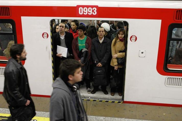 Metro de Santiago restablece servicio tras falla en Línea 5