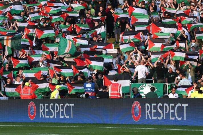 UEFA castigaría a Celtic por hinchas que mostraron banderas de Palestina