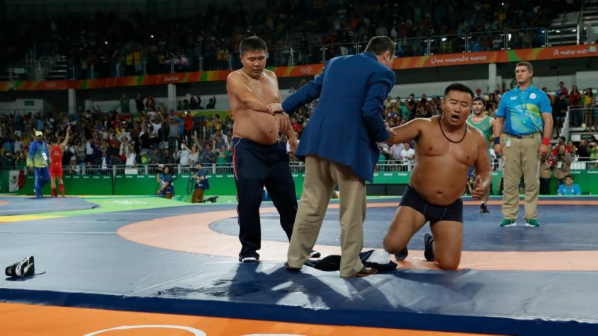 Río 2016: Entrenadores mongoles se sacan la ropa en protesta por decisión de jueces