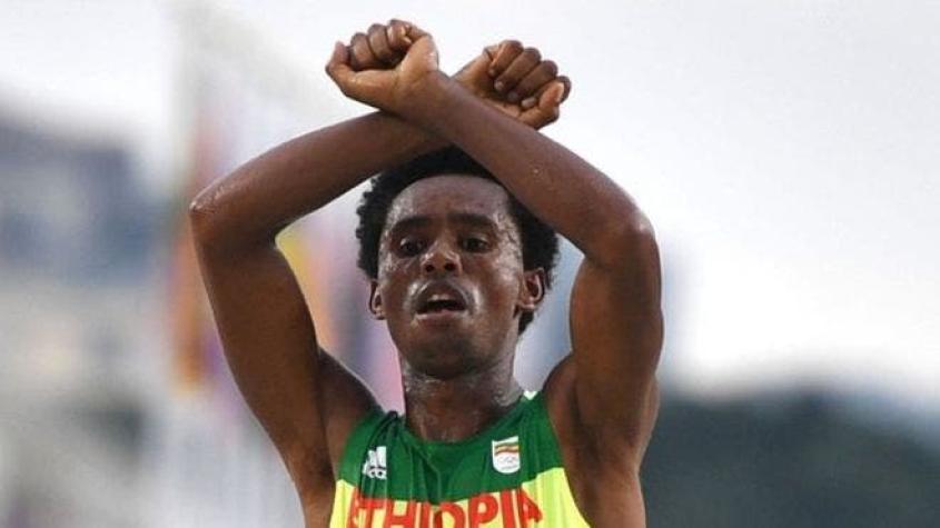 Por qué un corredor de maratón de Etiopía hizo un gesto de protesta al cruzar la meta