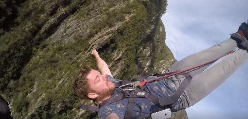 [VIDEO] De la felicidad al lamento: hombre salta en bungee y pierde su celular