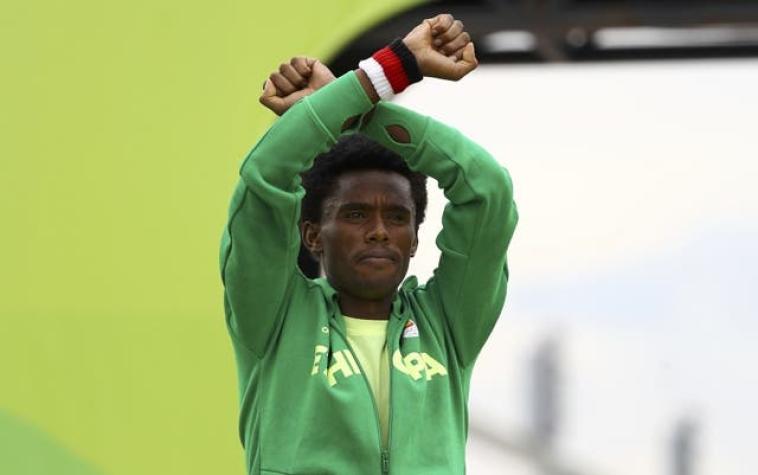 Maratonista etíope que protestó en Río 2016 no será perseguido según gobierno de su país