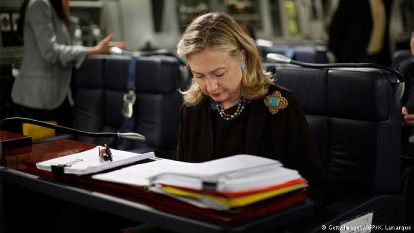Juez ordena revisión de más correos de Clinton