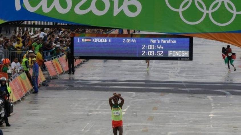 El incierto futuro del corredor etíope que ganó medalla de plata en Río pero teme regresar a su país