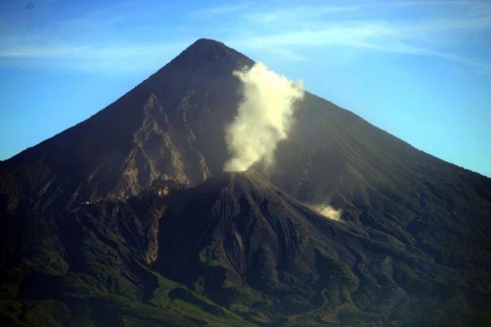 Volcán Santiaguito registra potente erupción en Guatemala