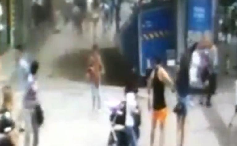 [VIDEO] Paseo peatonal cedió en China y generó enorme agujero