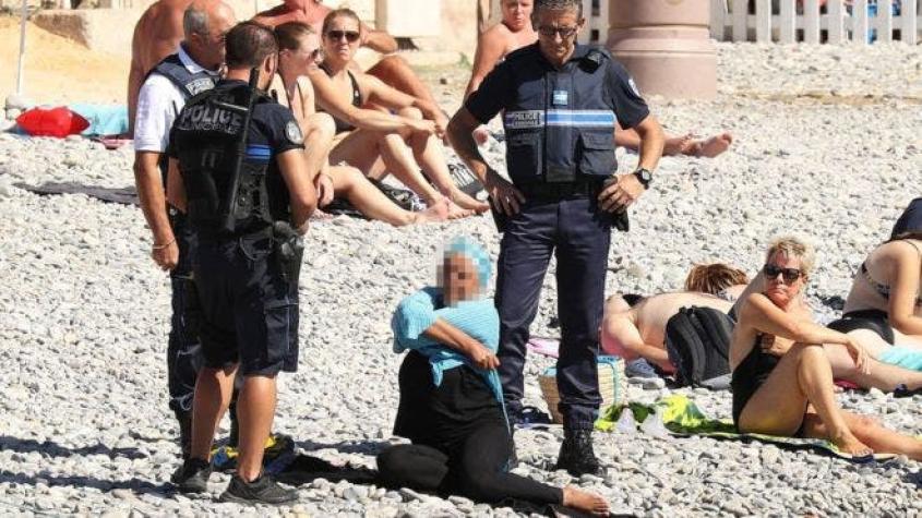 La indignación por la imagen de unos policías obligando a desvestirse a mujer musulmana en una playa