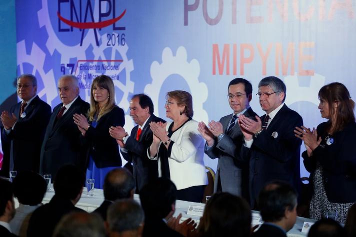 Tenso cruce de declaraciones marca encuentro de Bachelet con pequeños empresarios
