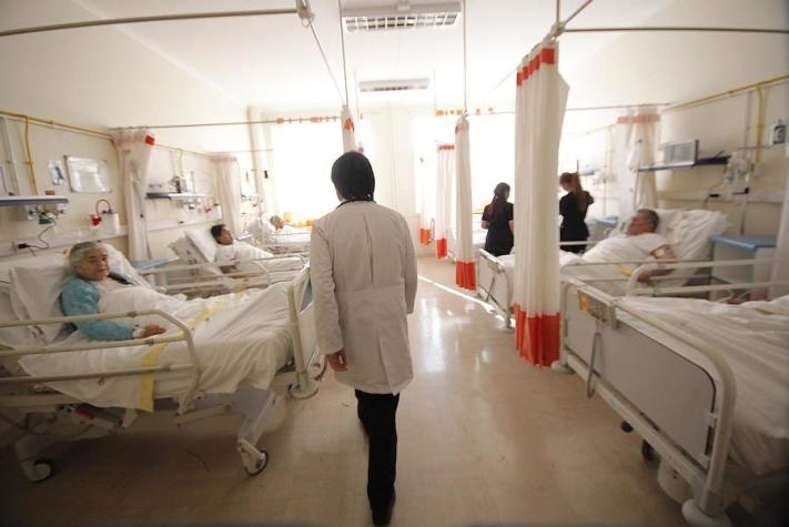 Pacientes evalúan con un 3,5 el sistema de salud chileno y alcanza nota más baja desde 2010