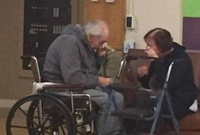 La foto más triste: pareja que lleva casada 62 años es obligada a separarse