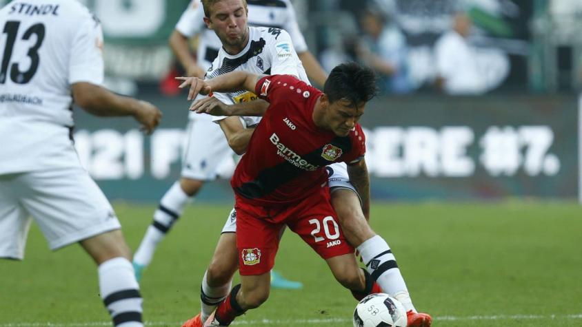 Charles Aránguiz se lesiona en caída del Leverkusen y es duda para la selección chilena