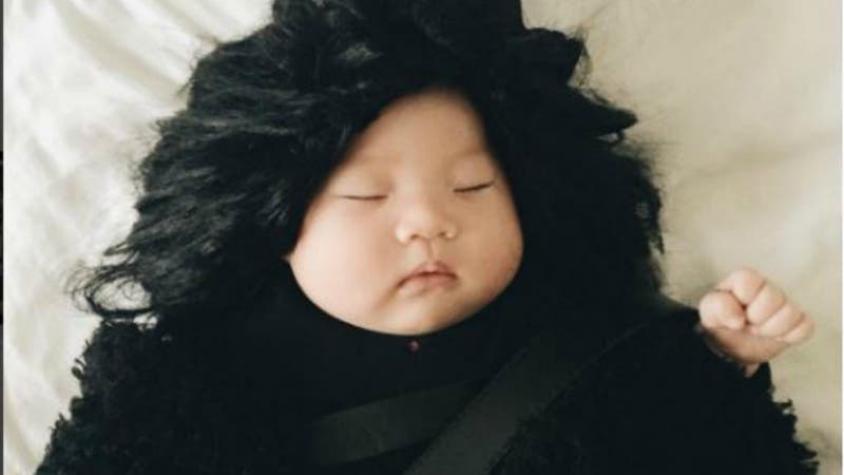 Bebé es furor en Instagram al ser disfrazada por su madre mientras duerme