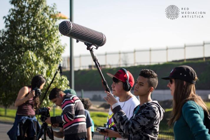 Jóvenes y pobladores estrenan sus propias películas documentales en Santiago