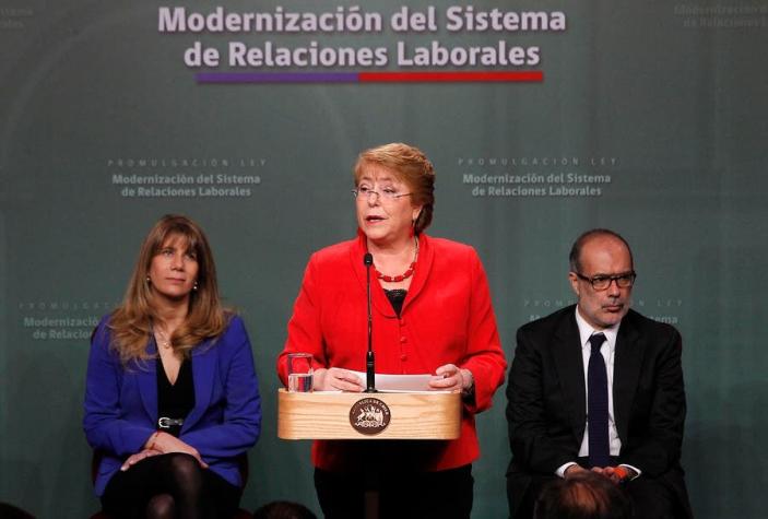 Bachelet promulga reforma laboral y señala que "aspirábamos a más"