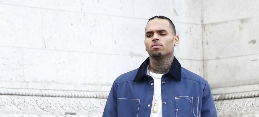 Mujer acusa a Chris Brown de amenazarla con arma de fuego