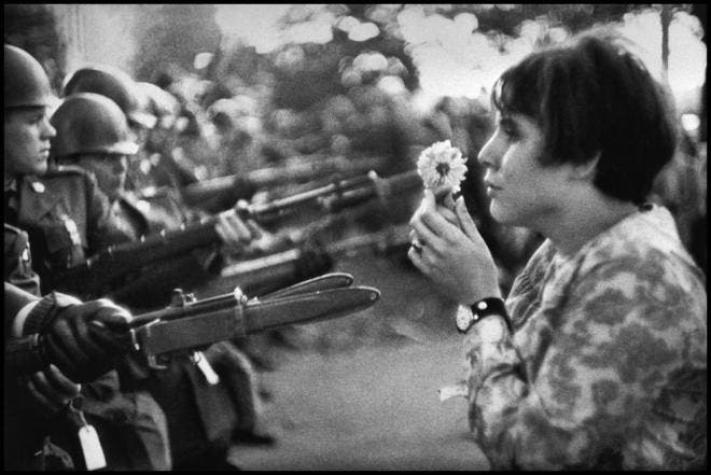 Fallece Marc Riboud, el hombre que fotografió la flor ante el fusil