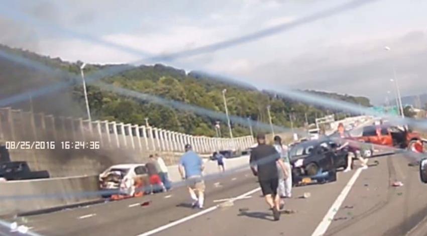 [VIDEO] Héroes anónimos rescatan a una mujer de auto en llamas en una autopista