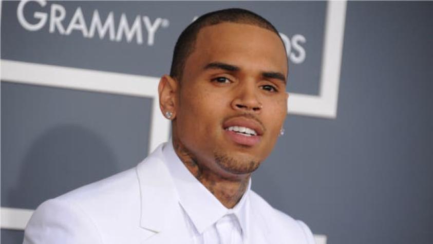 Arrestan a Chris Brown por asalto con arma de fuego