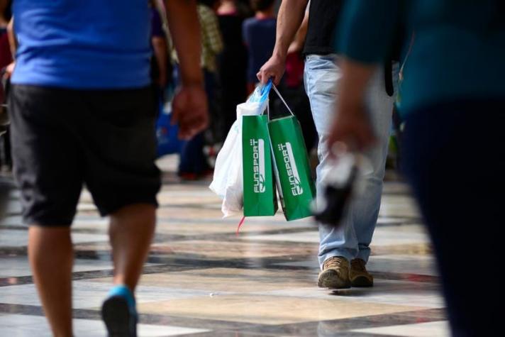 Argentinos en turismo de "shopping" hacen subir con fuerza ventas del comercio en regiones