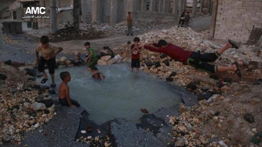 Una piscina en el cráter de una bomba: la alegría de los niños de Siria en medio de la guerra