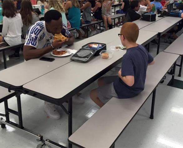 El tierno gesto de un deportista de fútbol americano con un niño autista