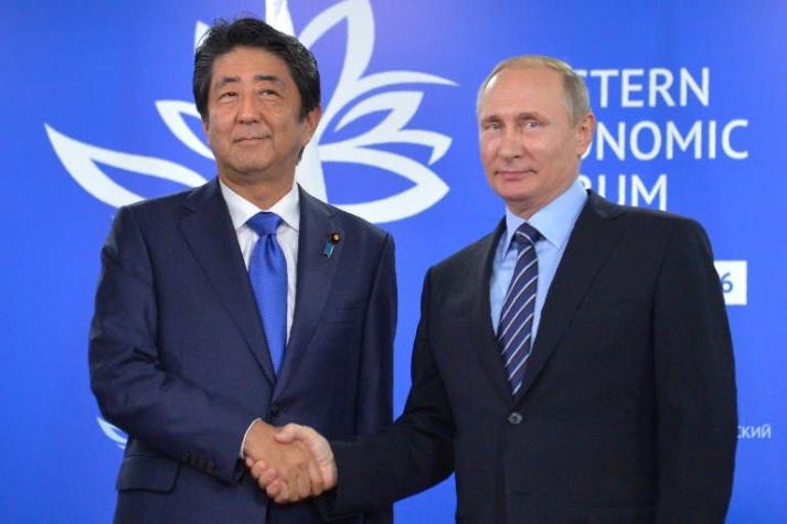 Abe insta a Putin a iniciar "nueva era", tras 70 años de tensión
