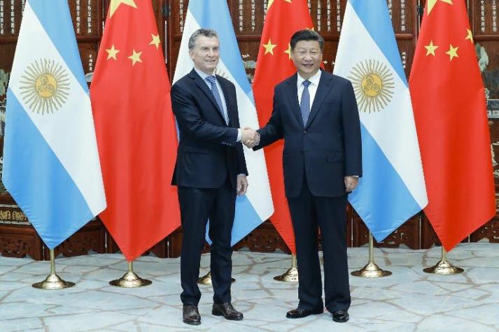 Macri se reúne con Xi Jinping y pide "equilibrar" sus relaciones comerciales con China