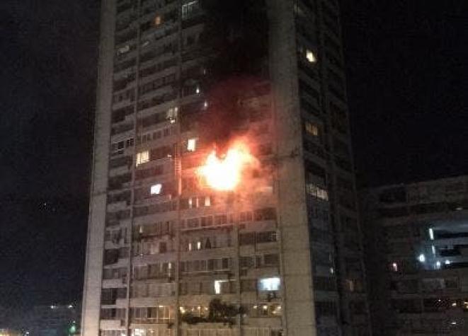 Incendio afecta edificio Torres de Tajamar en Providencia