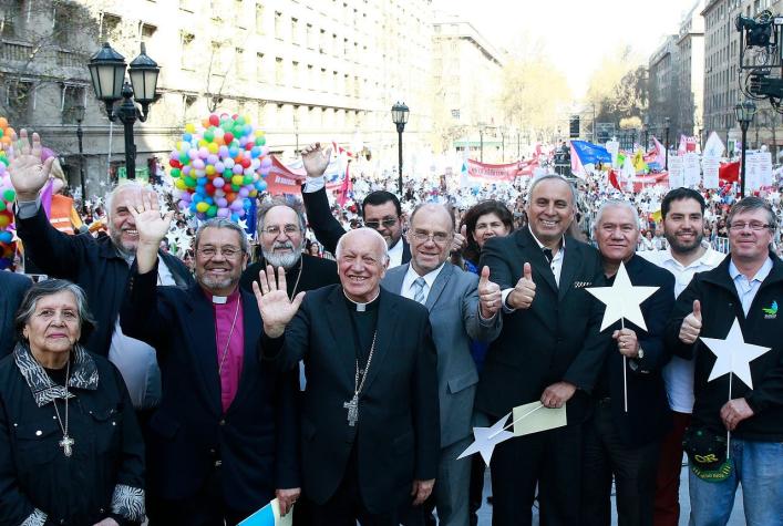 Menifestación "Celebración por la vida" reúnió a miles de personas en Santiago